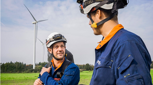 Homens com o uniforme da EDF Renewables e EPI em um parque eólico